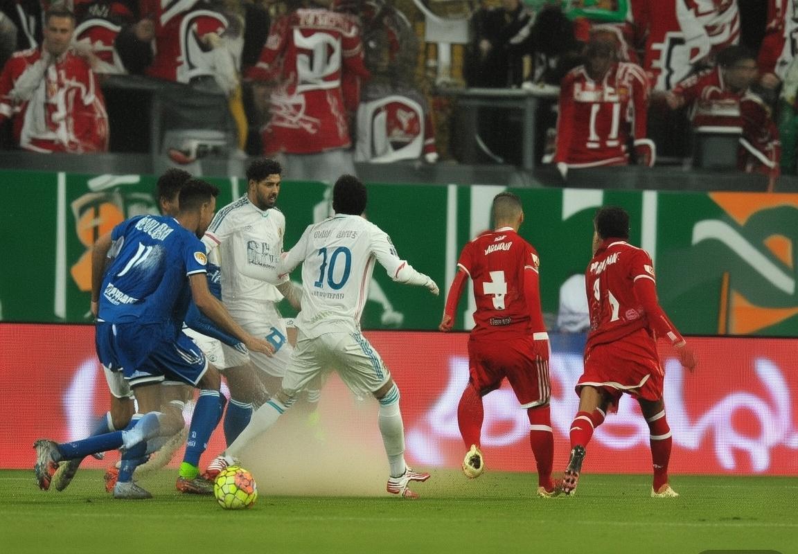 拜仁皇马巅峰对决：中场灵魂与锋线杀手经典对决回顾(图3)