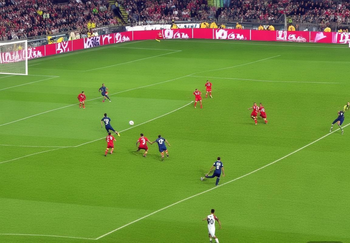 拜仁皇马巅峰对决：中场灵魂与锋线杀手经典对决回顾(图2)